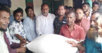 চিকনিকান্দী ইউনিয়নে জেলেদের মাঝে চাল বিতরণ