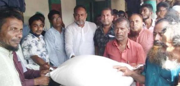 চিকনিকান্দী ইউনিয়নে জেলেদের মাঝে চাল বিতরণ