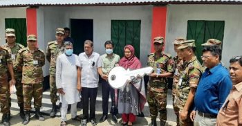 বড়াইগ্রামে সেনাবাহিনী কর্তৃক নির্মিত আশ্রয়ণের ঘর হস্তান্তর