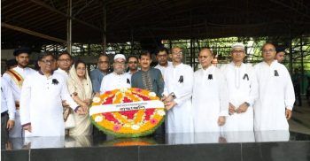 বঙ্গবন্ধুর প্রতিকৃতিতে নবনিযুক্ত ১১ বিচারপতির শ্রদ্ধা নিবেদন