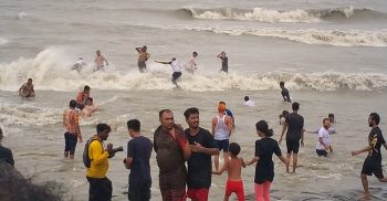 লঘুচাপে উত্তাল সমুদ্র সৈকত, উপভোগ করছে পর্যটক