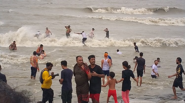 লঘুচাপে উত্তাল সমুদ্র সৈকত, উপভোগ করছে পর্যটক