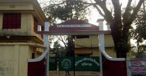 বোরকা পড়ে স্কুলে আসায় শিক্ষিকা কর্তৃক ছাত্রীকে শাস্তি, শিক্ষিকা বরখাস্ত