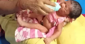 মায়ের কোলে ফিরল ময়লার ড্রেনে পাওয়া নরসিংদীর সেই নবজাতক