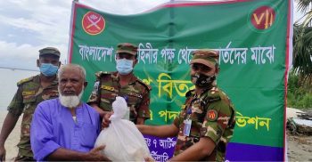 কলাপাড়ায় বানভাসি মানুষের পাশে দাঁড়িয়েছে সেনাবাহিনী