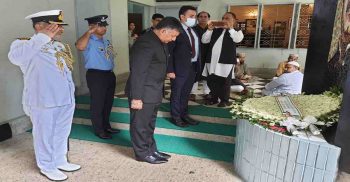 বঙ্গবন্ধুর প্রতিকৃতিতে ভারতীয় হাইকমিশনারের শ্রদ্ধা