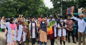 সড়ক অবরোধ তুলে নিলেও ক্লাস-পরীক্ষা বর্জনের ঘোষণা