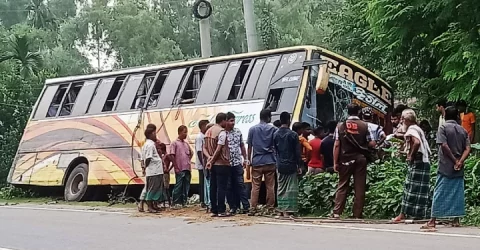 টাঙ্গাইলে চলন্ত বাসে যাত্রীদের ৩ ঘণ্টা জিম্মি করে ডাকাতি ও ধর্ষণ