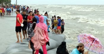 বৃষ্টি আর উত্তাল ঢেউয়ের সাথে কুয়াাকাটায় পর্যটকদের হৈ-হুল্লোড়