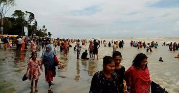 কুয়াকাটার উত্তল সমুদ্র সৈকত উপভোগ করছেন পর্যটক