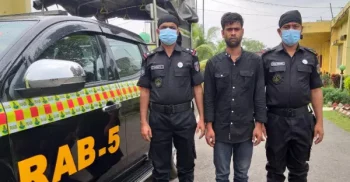 নাটোরে গাঁজাসহ যুবক আটক মাইক্রোবাস জব্দ