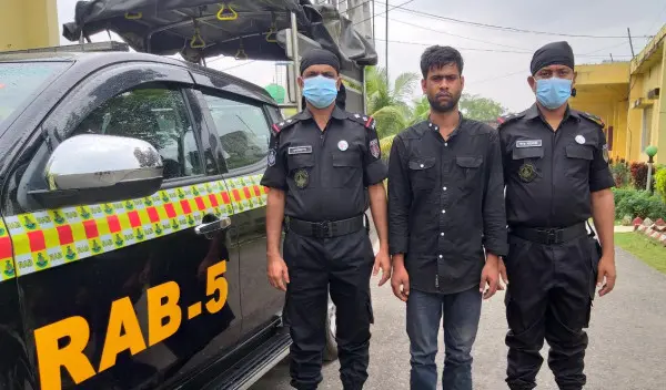 নাটোরে গাঁজাসহ যুবক আটক মাইক্রোবাস জব্দ