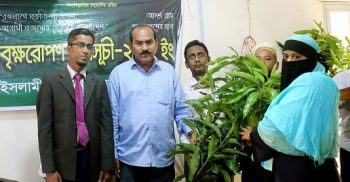 ভান্ডারিয়ায় ইসলামী ব্যাংকের গ্রাহকদের গাছের চারা বিতরণ