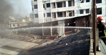 রাজধানীর মাতুয়াইলে প্যাকেজিং কারখানায় আগুন