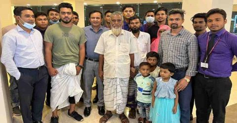 লুঙ্গি পরা দর্শক সামান আলী সরকারকে আমন্ত্রণ জানাল স্টার সিনেপ্লেক্স
