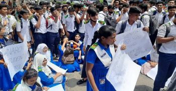 হাফ পাসের দাবিতে বনানীতে শিক্ষার্থীদের বিক্ষোভ