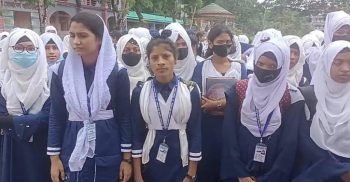 বাগেরহাটে ছাত্রীনিবাস শিক্ষকের দখলে শিক্ষার্থীদের বিক্ষোভ