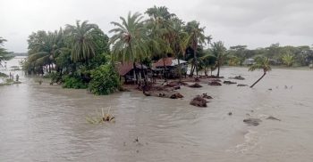 লঘুচাপের প্রভাবে কুয়াকাটা সংলগ্ন সাগর বক্ষ ফুলে ফেঁপে উঠেছে