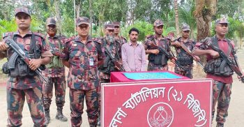 ভারতে পাচারের সময় শার্শা সীমান্তে ১৭টি সোনার বারসহ আটক ১