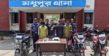 টাঙ্গাইলের মধুপুরে চোরাই মোটরসাইকেল ও স্বর্ণালংকারসহ গ্রেপ্তার ৪