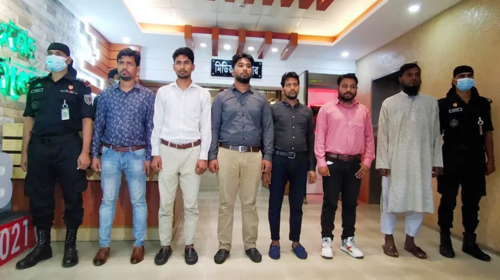 চাকরির বিজ্ঞাপন দিয়ে প্রতারণা; ছয়জন গ্রেপ্তার