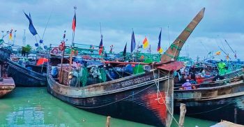 উত্তল সমুদ্র সৈকত, লোকসান দিয়ে কিনারায় ফিরছেন জেলেরা