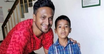 সাকিবের দেখা পেলেন সেই ‘ছোট্ট সাকিব’ উপহার পেলেন জুতা-জার্সি