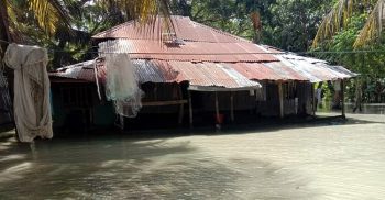 সাগর উত্তাল।। মাছ ধরা বন্ধ।। দিনভর বৃষ্টি।। তলিয়ে গেছে গ্রামের পর গ্রাম