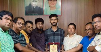 কলাপাড়ায় সম্মাননা পেল ছাত্রলীগ নেতা অমি গাজী