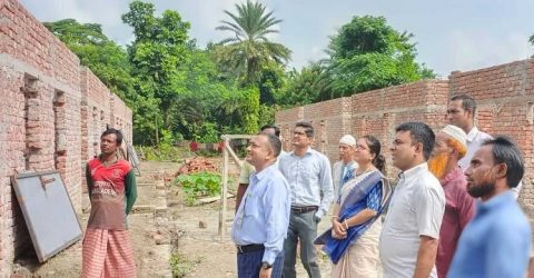 মাদারীপুরে আশ্রয়ণ- প্রকল্পের গৃহ নির্মাণ পরিদর্শনে প্রকল্প পরিচালক