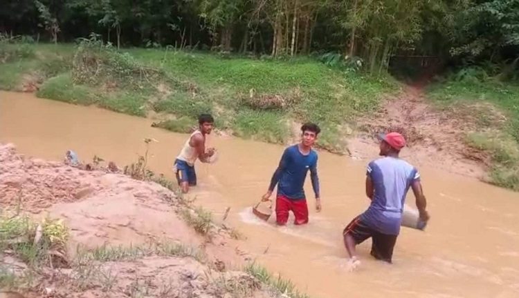 রাজনগরে সাদা সোনা সিলিকা বালু উত্তোলনে