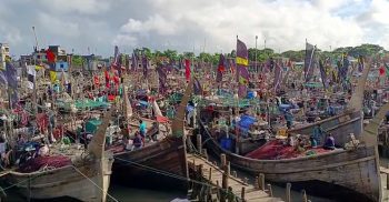 সাগর উত্তাল। মাছ ধরা বন্ধ। আড়ৎ ঘাটে আশ্রয় নিয়েছে সহস্রধিক ট্রলার