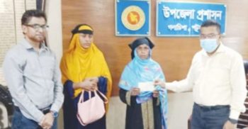 বজ্রপাতে নিহত দুই পরিবারকে ৪০হাজার টাকা অনুদানের চেক প্রদান
