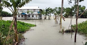 প্রভাবে উত্তাল বঙ্গোপসাগর: অস্বাভাবিক জোয়ারে পানিতে প্লাবিত হচ্ছে নতুন নতুন গ্রাম