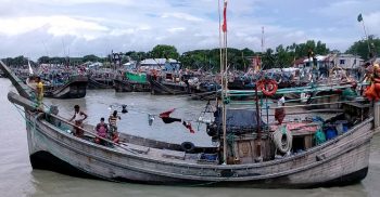 জোয়ারের পনিতে ভাসছে গ্রামীন জনপদ: উত্তাল হয়ে উঠেছে বঙ্গোপসাগর