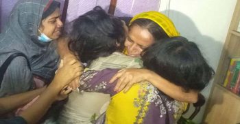 মাকে দেখে কান্নায় ভেঙে পড়েন মরিয়মসহ অন্য মেয়েরা