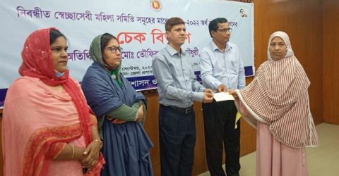 ভোলায় ১১৯টি স্বেচ্ছাসেবী মহিলা সমিতির মধ্যে সরকারি চেক বিতরণ