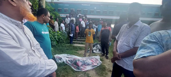 কুষ্টিয়ার মিরপুরে রেলব্রিজে হাঁটাহাঁটি ট্রেনে কাটাপড়ে প্রাণ গেল ২ শিক্ষার্থীর