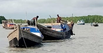 বাগেরহাটের সুন্দরবনে ১৮ ফিশিং ট্রলারসহ ৫৫ জেলে আটক