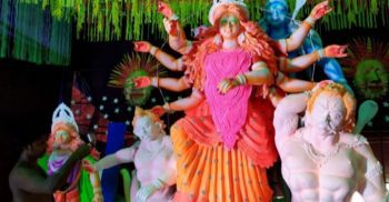 শেষ মুর্হুতে গলাচিপায় চলছে প্রতিমায় রংতুলির কাজ