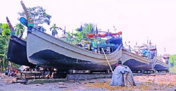 সমুদ্রে ২২ দিন মাছ ধরা বন্ধ থাকায়, কেমন দিন কাটাচ্ছে জেলেদের