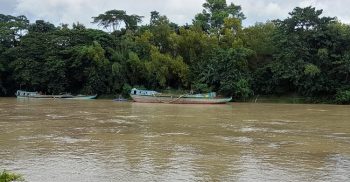মনু ব্যারেজ তীরবর্তী স্থান থেকে অবৈধ ভাবে বালু উত্তোলন