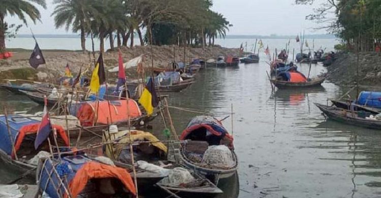 মধ্যরাত থেকে ইলিশ শিকার নিষিদ্ধ দশমিনার জেলে পল্লীতে হাহাকার