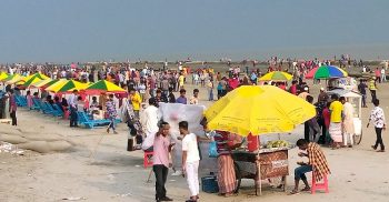 দূর্গা পূজা ও সাপ্তাহিক ছুটিতে ভীড় বেড়েছে কুয়াকাটায় পর্যটকের
