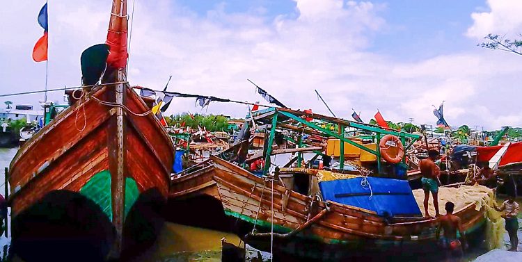 আজ মধ্যরাত থেকে সমুদ্রে মাছ ধরবে কুয়াকাটার জেলেরা