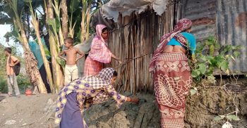 গলাচিপায় ভেসে যাওয়া ঘর মেরামত করে মাথা গোঁজার ঠাঁই করে নিচ্ছেন স্বামী পরিত্যাক্তা শ্বাশুড়ি-পুত্রবধূ