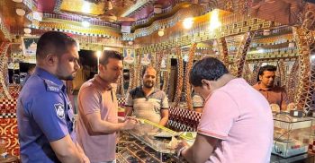 চট্টগ্রামের আনোয়ারা উপজেলায় রাত ৮টার পর খোলা রাখায় জরিমানা