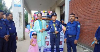 বিদায়বেলা ফুলসজ্জিত গাড়িতে বাড়ি ফিরলেন পুলিশ কনস্টেবল সুবোধ রঞ্জন দাশ