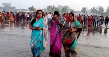 শেষ হলো কুয়াকাটায় গঙ্গাস্নান পূণ্যের আশায় ধান, দুর্বা, তেল, সিঁদুর ইত্যাদি সমুদ্রের জলে অর্পণ