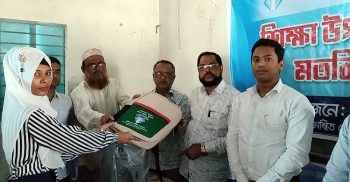 কলাপাড়ায় শিক্ষার্থীদের মাঝে দুদকের শিক্ষা উপকরণ বিতরণ